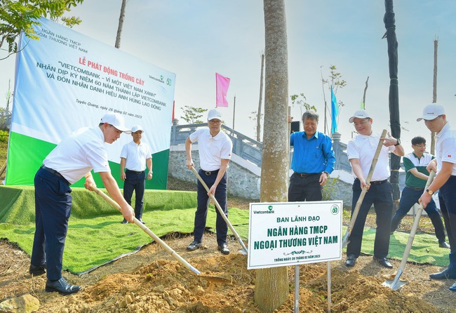Vietcombank phát động chương trình trồng 60.000 cây xanh “Vietcombank – Vì một Việt Nam xanh” - Ảnh 2.