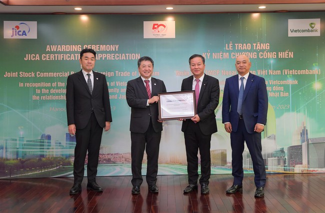 JICA trao tặng kỷ niệm chương cống hiến cho Vietcombank - Ảnh 1.