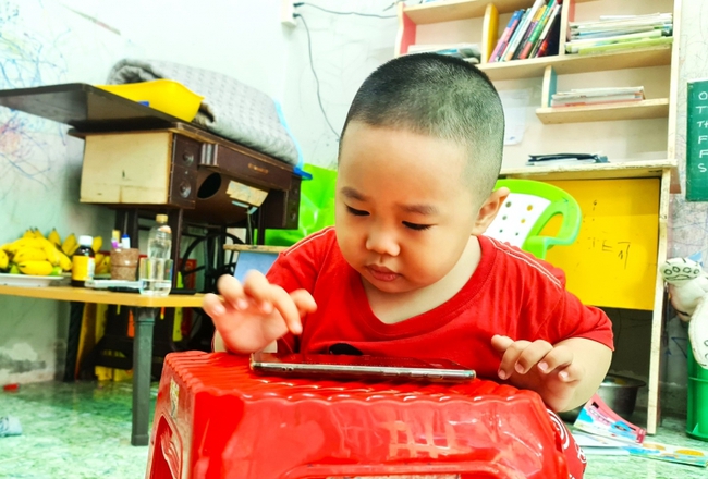 Cà Mau: Cháu bé 3 tuổi đọc chữ như gió, nói số nào ghi được số đó kể cả tiếng Anh - Ảnh 1.