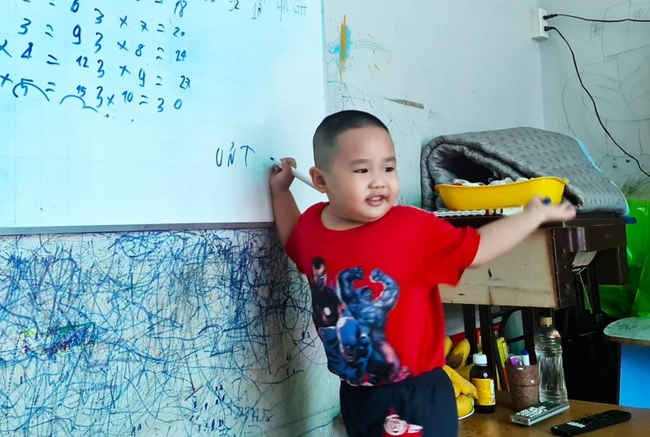 Cà Mau: Cháu bé 3 tuổi đọc chữ như gió, nói số nào ghi được số đó kể cả tiếng Anh - Ảnh 5.