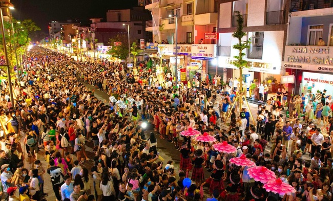 Du lịch Huế khởi động hè với chương trình Carnival Sắc màu - Ảnh 2.
