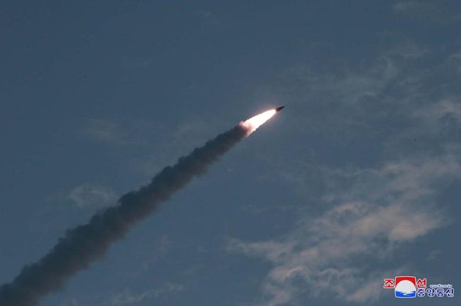 Triều Tiên tiếp tục phóng tên lửa đạn đạo - Ảnh 1.
