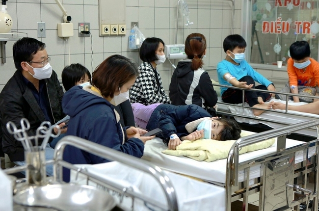 Tình trạng của hơn 70 học sinh trường Tiểu học Kim Giang có biểu hiện ngộ độc - Ảnh 1.