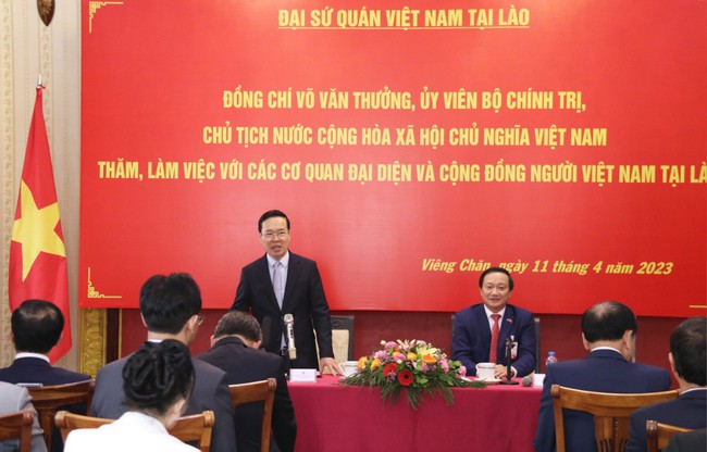 Chủ tịch nước Võ Văn Thưởng gặp gỡ cộng đồng người Việt Nam tại Lào - Ảnh 1.