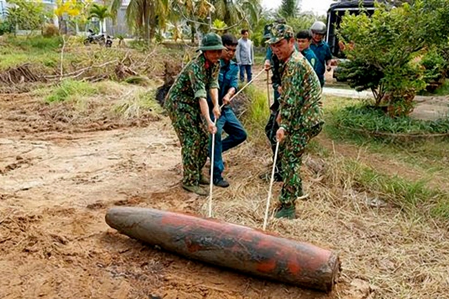 Trà Vinh: Phát hiện và xử lý an toàn quả bom 250 kg - Ảnh 1.