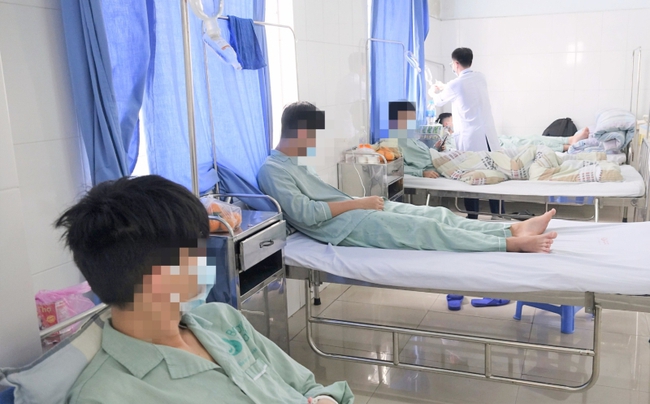 Quảng Ninh: Bốn nam sinh nhập viện do hút thuốc lá điện tử - Ảnh 1.