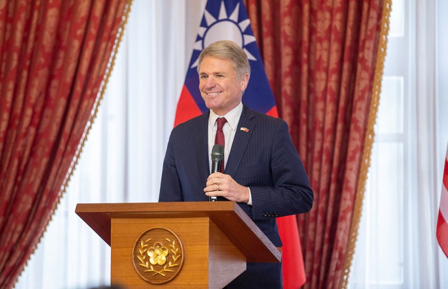 Trung Quốc trừng phạt Chủ tịch Ủy ban Đối ngoại Hạ viện Mỹ vì thăm Đài Loan - Ảnh 1.