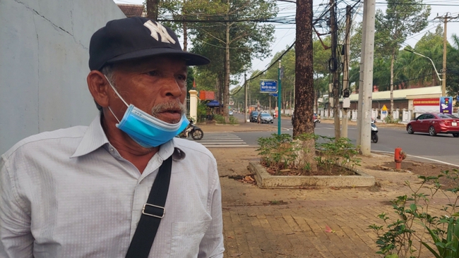 Công an mời làm việc chủ xe ô tô bị 'tố' cướp vé số của người khuyết tật ở Bình Phước - Ảnh 1.