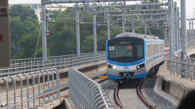 Tàu metro số 1 TP.HCM chạy thử qua 8 nhà ga trên cao - Ảnh 3.