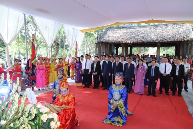 Lễ hội Đền thờ Lê Hoàn đón bằng chứng nhận Di sản văn hóa phi vật thể quốc gia - Ảnh 1.