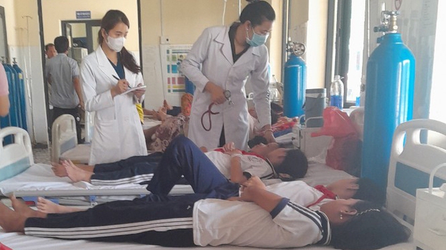 8 học sinh ở Bình Phước ngộ độc thực phẩm sau khi ăn kẹo mua ngoài cổng trường  - Ảnh 1.