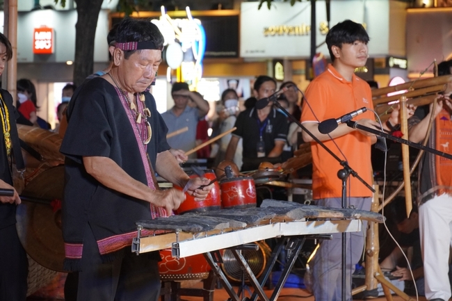 Người dân TP.HCM trải nghiệm các nhạc cụ truyền thống qua lễ hội dân gian dân tộc - Ảnh 1.