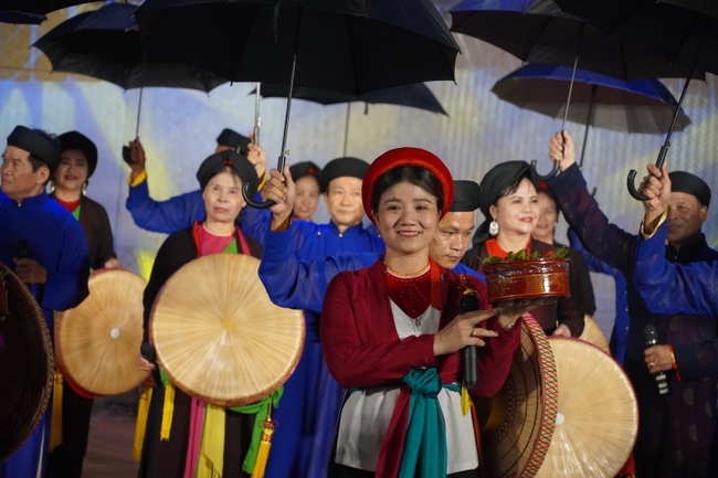 Người dân TP.HCM trải nghiệm các nhạc cụ truyền thống qua lễ hội dân gian dân tộc - Ảnh 3.