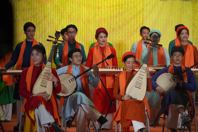 Người dân TP.HCM trải nghiệm các nhạc cụ truyền thống qua lễ hội dân gian dân tộc - Ảnh 2.