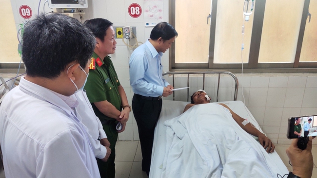 Phú Yên: Tập trung cứu chữa nạn nhân vụ lật xe tải - Ảnh 1.
