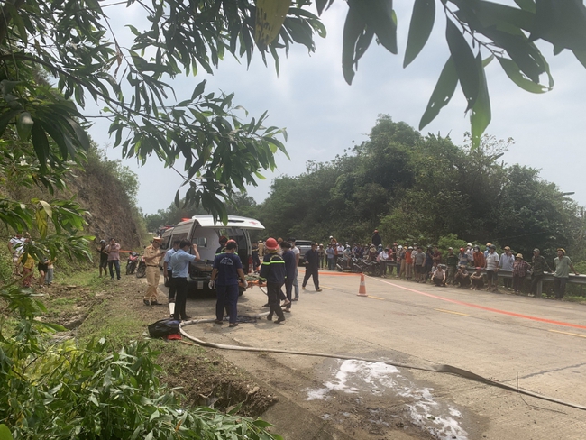Phú Yên: Tập trung cứu chữa nạn nhân vụ lật xe tải - Ảnh 2.