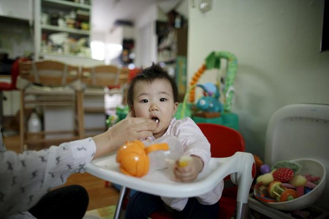 Các cặp cha mẹ trẻ ở Hàn Quốc đối diện với gánh nặng nuôi dạy con cái - Ảnh 1.