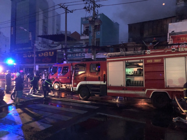 Cháy lớn gần bến xe Miền Đông khiến nhiều người hoảng loạn - Ảnh 3.