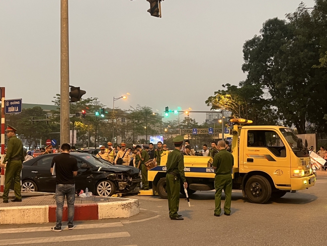 Hà Nội: Điều tra làm rõ nguyên nhân vụ tai nạn giao thông trên đường Võ Chí Công - Ảnh 2.