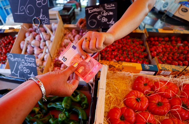 Gần một nửa người Pháp thu nhập thấp phải cắt giảm bữa ăn trong ngày vì lạm phát - Ảnh 1.