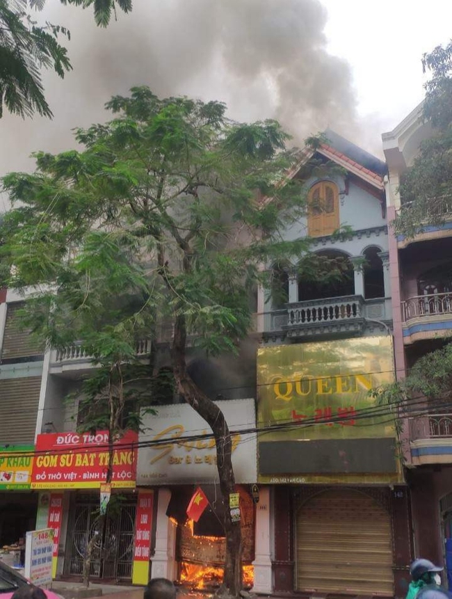 Cháy lớn trên phố Văn Cao (Hải Phòng) - Ảnh 1.