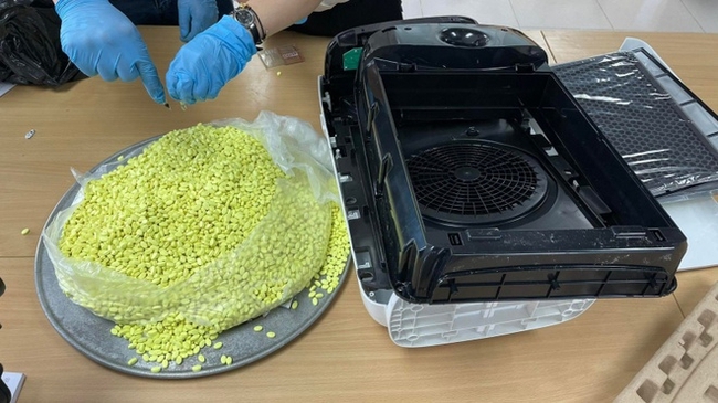 Hải quan Hà Nội phát hiện 7 kg nghi ma túy trong vỏ bọc máy lọc không khí từ Đức về Việt Nam - Ảnh 1.