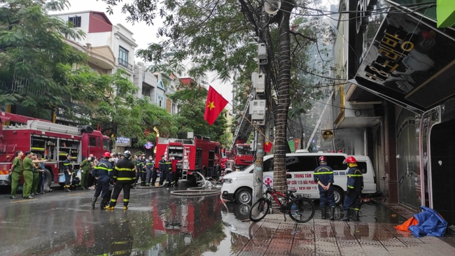 Cháy lớn trên phố Văn Cao (Hải Phòng) - Ảnh 2.
