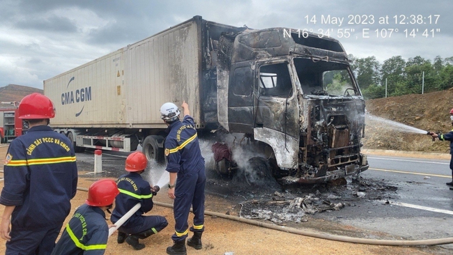 Xe container bốc cháy dữ dội trên cao tốc Cam Lộ - La Sơn   - Ảnh 3.