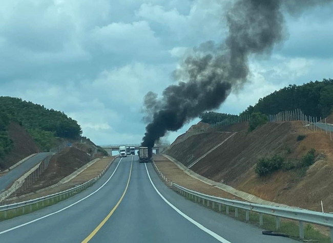 Xe container bốc cháy dữ dội trên cao tốc Cam Lộ - La Sơn   - Ảnh 1.