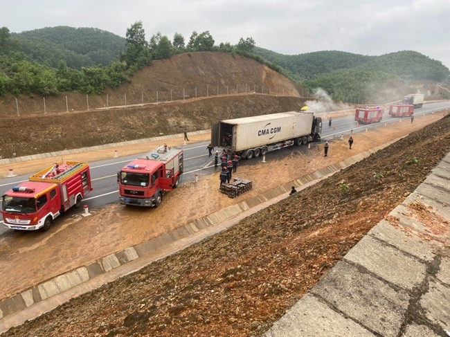 Xe container bốc cháy dữ dội trên cao tốc Cam Lộ - La Sơn   - Ảnh 2.