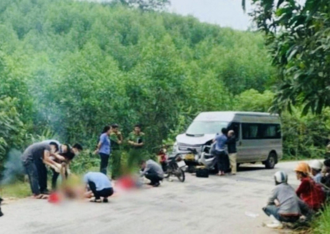 Thừa Thiên Huế: Va chạm với ôtô khách, 2 người ngồi trên xe máy tử vong - Ảnh 1.