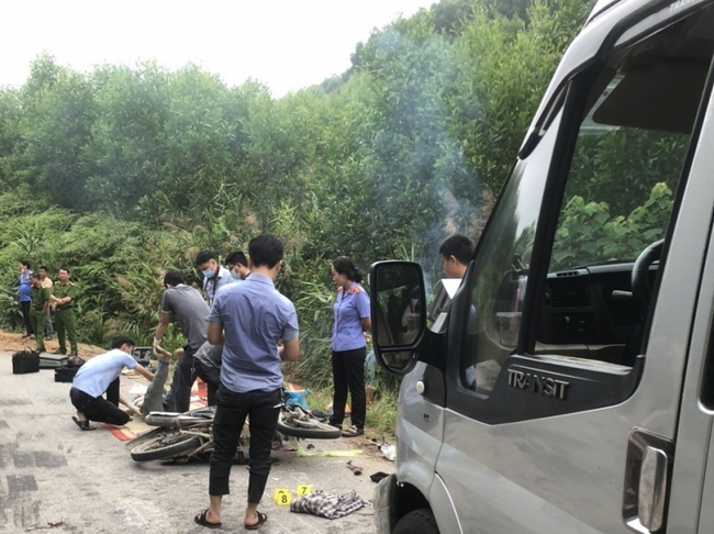 Thừa Thiên Huế: Va chạm với ôtô khách, 2 người ngồi trên xe máy tử vong - Ảnh 2.