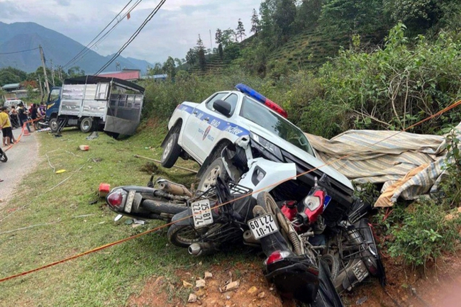 Xe chuyên dụng của cảnh sát giao thông Lai Châu gây tai nạn liên hoàn - Ảnh 1.