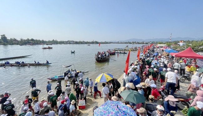Nô nức xem đua thuyền truyền thống trên sông Chợ ở Quảng Nam - Ảnh 3.