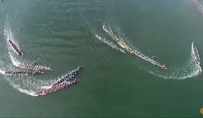 Nô nức xem đua thuyền truyền thống trên sông Chợ ở Quảng Nam - Ảnh 2.