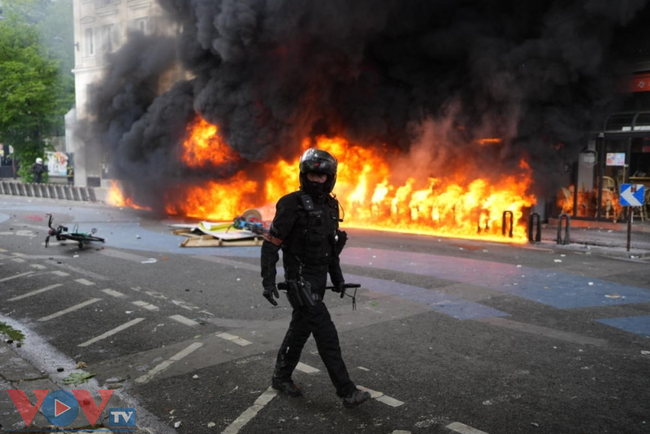Pháp: Biểu tình bạo lực ngày Quốc tế lao động 1-5, hơn 100 cảnh sát bị thương   - Ảnh 1.