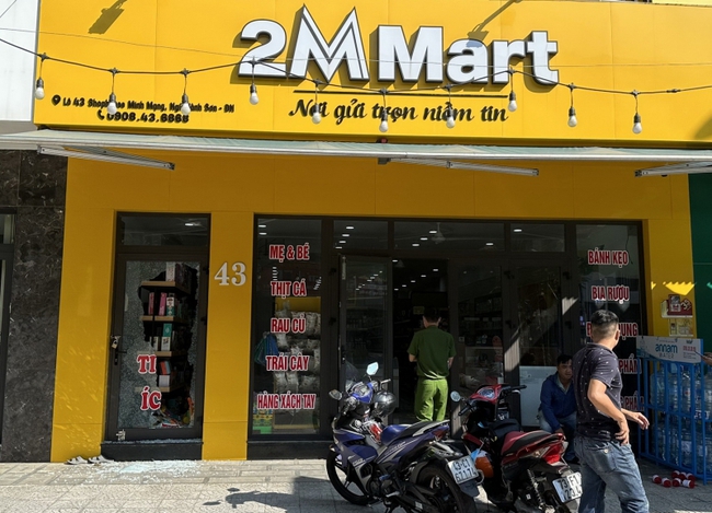 Đà Nẵng: Truy xét nhóm đập cửa kính ăn trộm ở siêu thị mini - Ảnh 1.