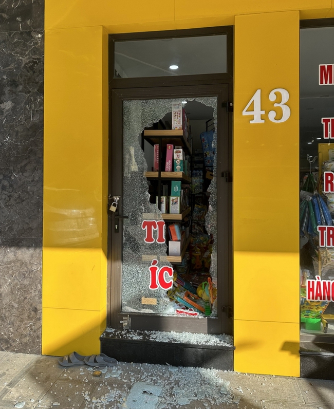 Đà Nẵng: Truy xét nhóm đập cửa kính ăn trộm ở siêu thị mini - Ảnh 2.