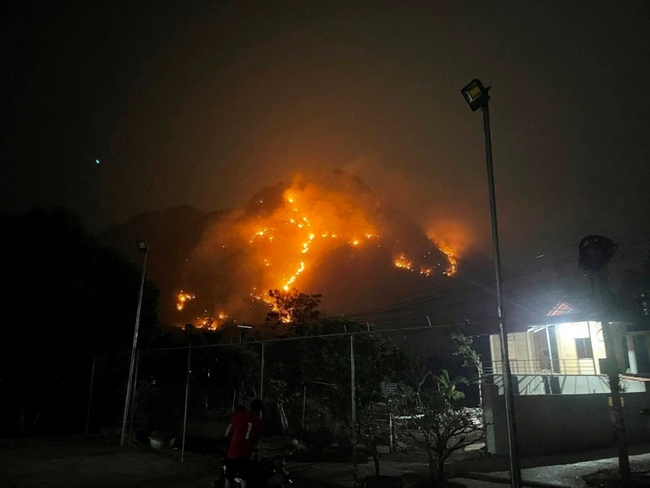 Nắng nóng gây ra gần 50 vụ cháy rừng ở Sơn La trong hơn 1 tháng qua - Ảnh 3.