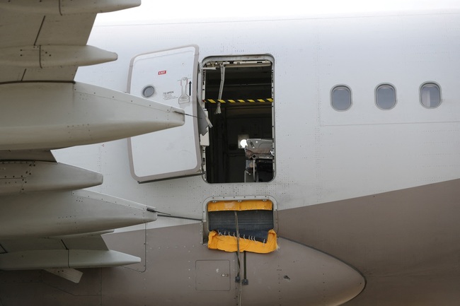 Tòa án Hàn Quốc phát lệnh bắt giữ hành khách mở cửa máy bay Asiana Airlines - Ảnh 1.