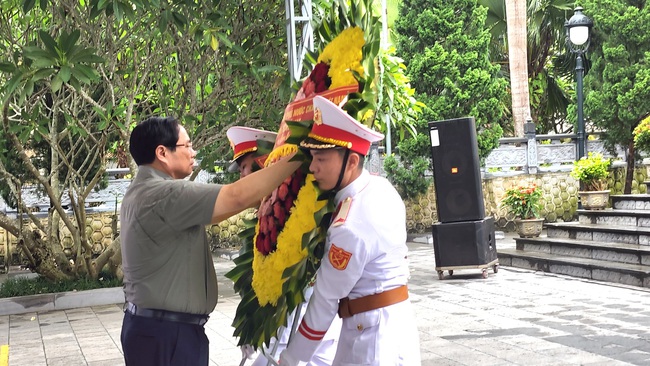 Thủ tướng Phạm Minh Chính viếng Nghĩa trang liệt sĩ Quốc gia Vị Xuyên tỉnh Hà Giang - Ảnh 1.