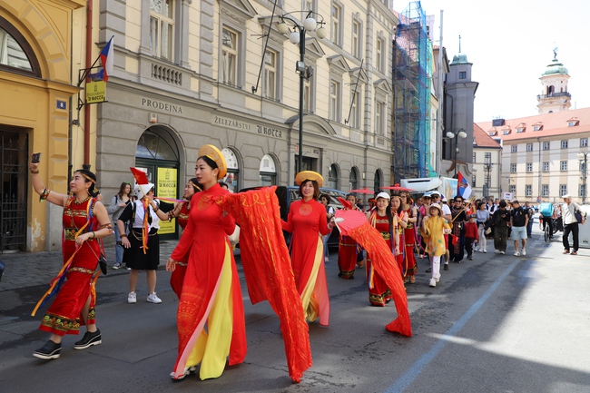 Rực rỡ sắc màu Việt tại Festival các dân tộc thiểu số Cộng hòa Séc - Ảnh 2.