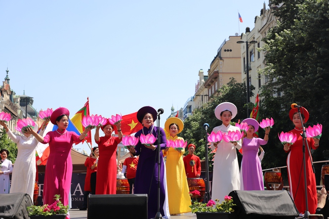 Rực rỡ sắc màu Việt tại Festival các dân tộc thiểu số Cộng hòa Séc - Ảnh 1.