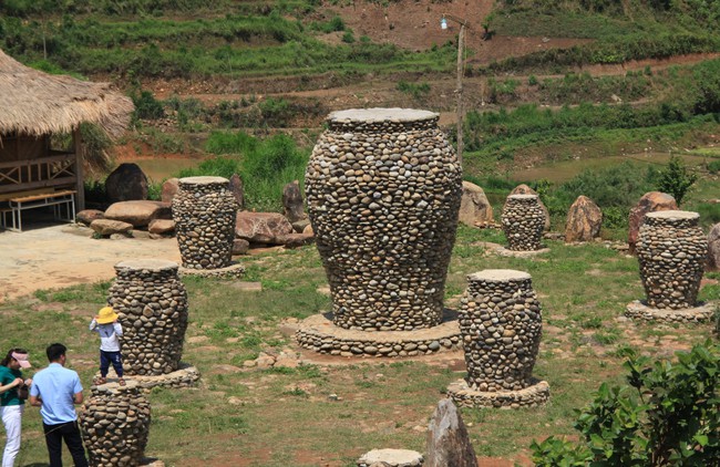 Độc đáo chum đá của người La Ha trên “miền cổ tích” Ngọc Chiến - Ảnh 1.