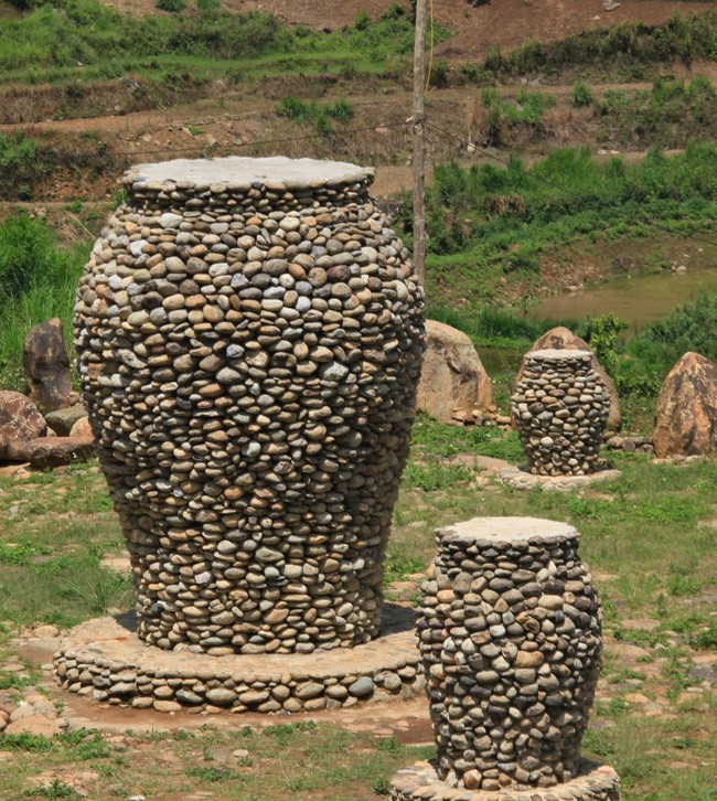 Độc đáo chum đá của người La Ha trên “miền cổ tích” Ngọc Chiến - Ảnh 2.