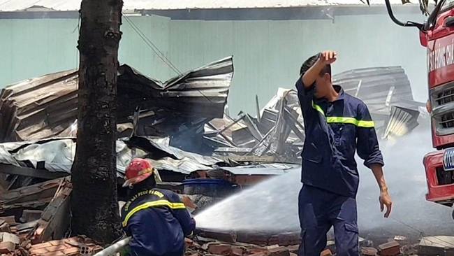 Xưởng gỗ 200m2 ở Bình Dương cháy rụi, đổ sập trước sự ngỡ ngàng của công nhân - Ảnh 3.