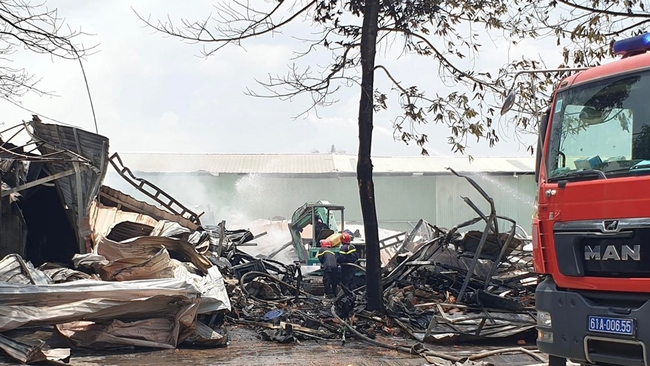 Xưởng gỗ 200m2 ở Bình Dương cháy rụi, đổ sập trước sự ngỡ ngàng của công nhân - Ảnh 2.