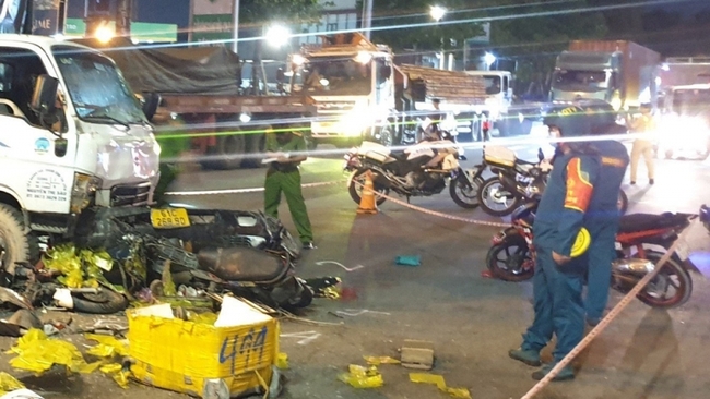 Bình Dương: Xe tải tông hàng loạt xe máy dừng đèn đỏ làm 1 người chết, 2 người bị thương - Ảnh 2.