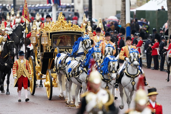 Nhà Vua Anh Charles III chính thức đăng quang - Ảnh 2.