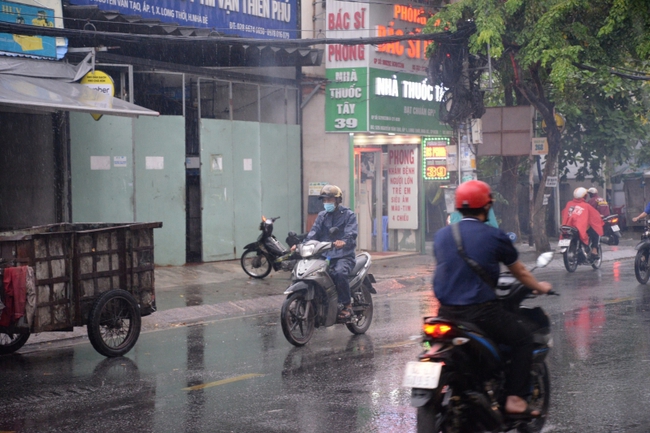 TP.HCM đón cơn mưa trong đợt nắng nóng - Ảnh 3.